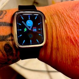 Apple smart watch only2weeks old,Has new band and protector
